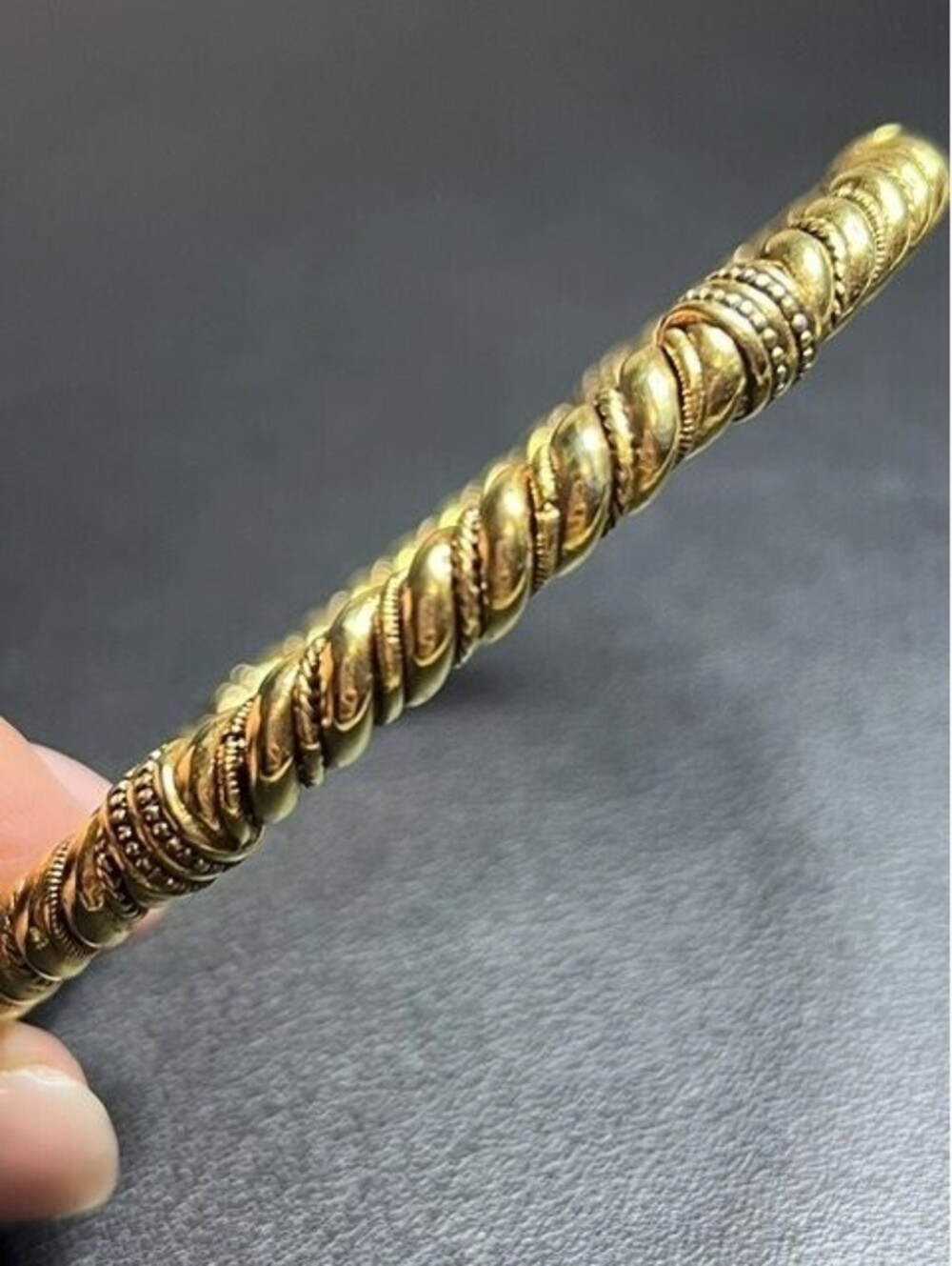 B7626 Oscar De La Renta Gold Tone Twisted Rope Bangle Bracelet Ornate 8" 41g
